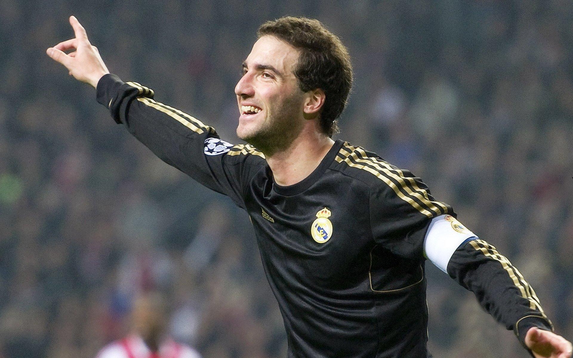 苍穹为幕，足尖绘梦，绿茵场上的天地共鸣