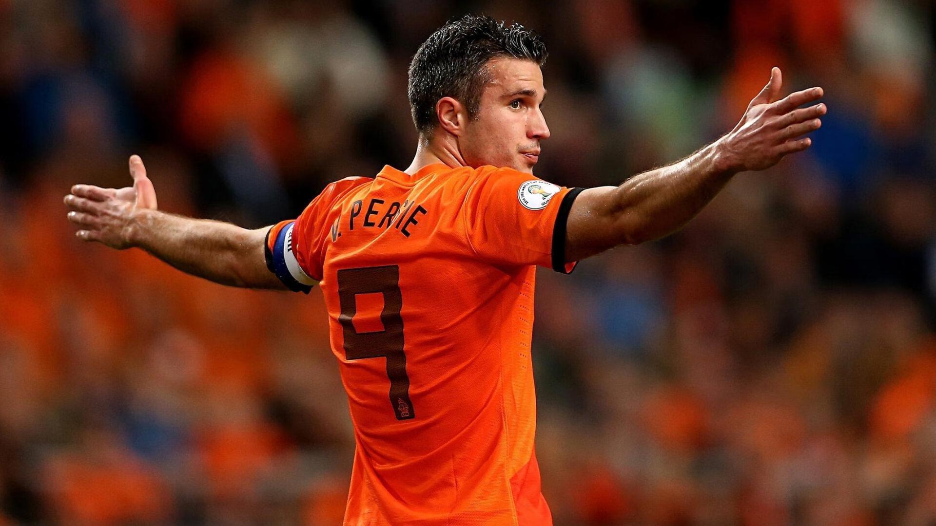 C罗点球争议中倒勾惊艳，球迷热议数据刷子还是传奇不朽？