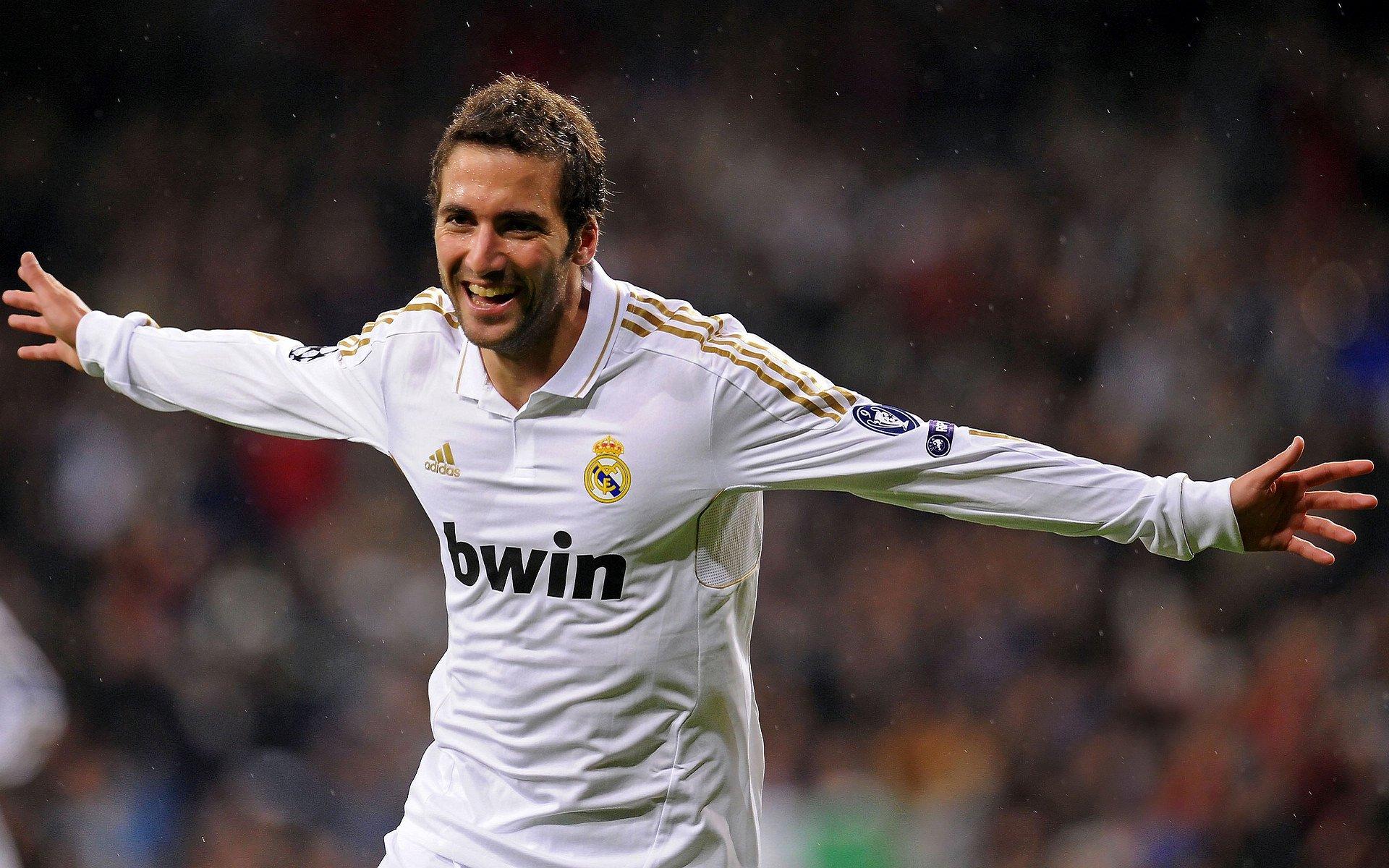 当德罗巴念出梅西的名字，姆巴佩脸色都变了—金球奖悬念背后的时代交锋